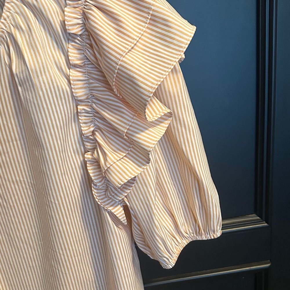 Doe & Rae Large NWOT Cream Striped Ruffle Blouse - Picture 4 of 5